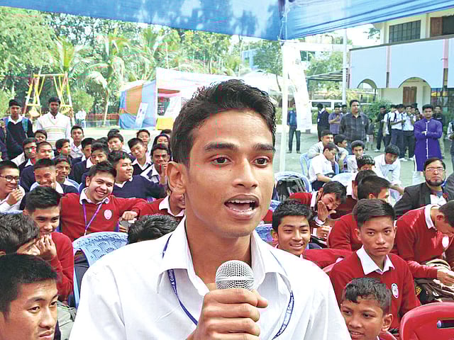 রাঙামাটি শহরের লেকার্স পাবলিক স্কুল ও কলেজ মাঠে গতকাল ‘ডাচ্‌-বাংলা ব্যাংক-প্রথম আলো গণিত উৎসবে’ প্রশ্ন করে এক শিক্ষার্থী l ছবি: প্রথম আলো