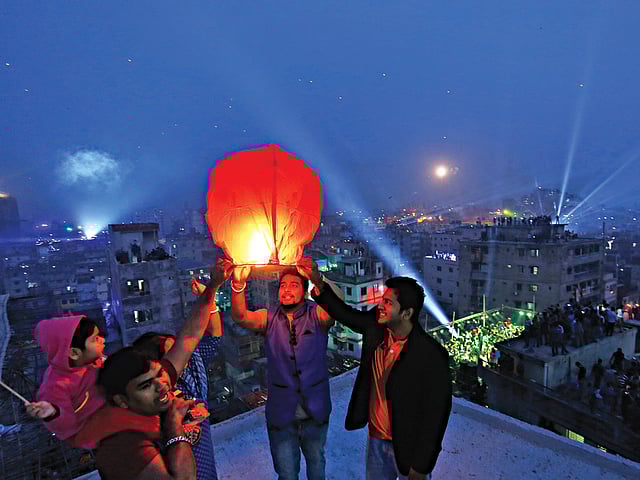 সাকরাইনের সন্ধ্যায় পুরান ঢাকার অনেক বাড়ির ছাদ থেকে ওড়ানো হয় ফানুস l ছবি: হাসান রাজা