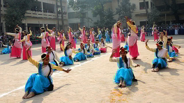 বগুড়া সরকারি বালিকা উচ্চ বিদ্যালয়ে আজ রোববার বার্ষিক ক্রীড়া প্রতিযোগিতা ও পুরস্কার বিতরণ উৎসবে মনোমুগ্ধকর ডিসপ্লে প্রদর্শন করে শিক্ষার্থীরা। ছবি: সোয়েল রানা
