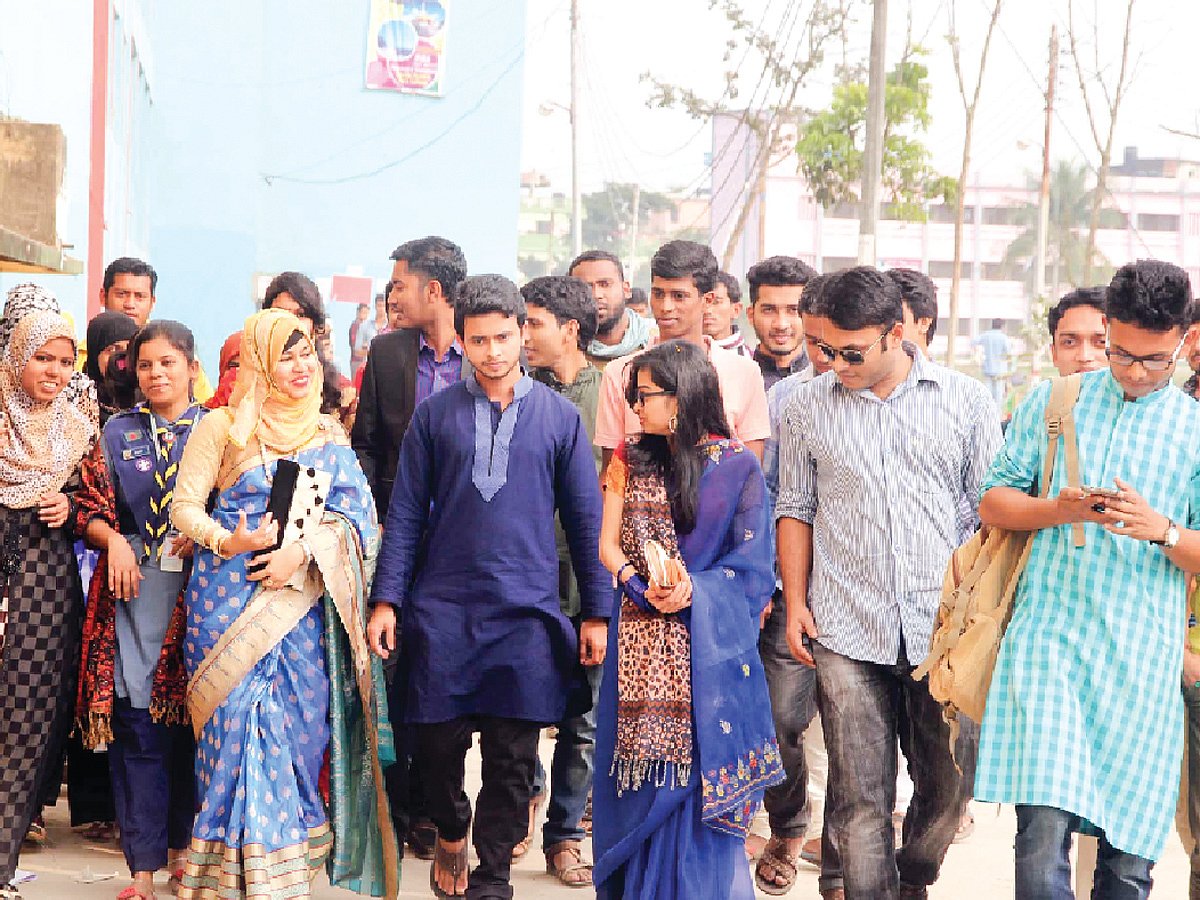 প্রাণের প্রাঙ্গণে কুমিল্লা ভিক্টোরিয়া সরকারি কলেজের শিক্ষার্থীরা। ছবি: এম সাদেক