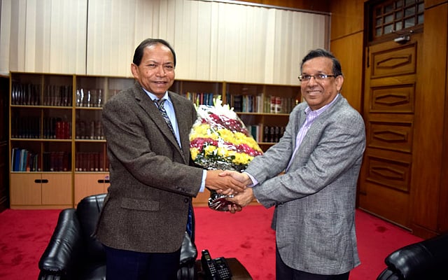 প্রধান বিচারপতি হিসেবে এক বছর দায়িত্ব পালন করায় সুরেন্দ্র কুমার সিনহাকে (এস কে সিনহা) আজ রোববার ফুল দিয়ে শুভেচ্ছা জানিয়েছেন আইনমন্ত্রী আনিসুল হক। এস কে সিনহা দেশের ২১তম প্রধান বিচারপতি। ছবি: ​বিজ্ঞপ্তি