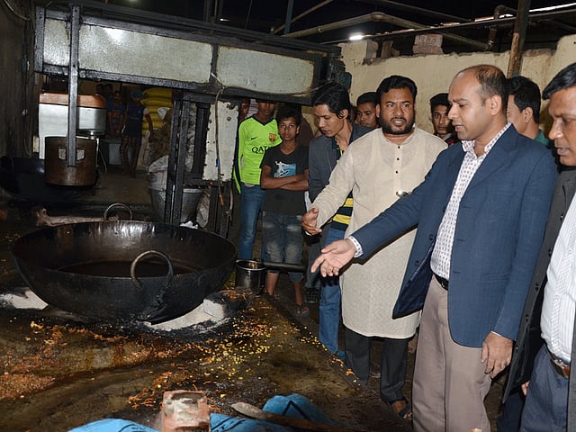 পোড়া তেলে ভাজা হয় চানাচুর। এরপর সেই তেল আবার ব্যবহার করা হয় বিস্কুট তৈ​রিতে। ছবিটি নগরের ফিসারিঘাট এলাকায় স্বাদ ব্রেড অ্যান্ড বিস্কুট ইন্ডাস্ট্রিজ কারখানা থেকে তোলা। ছবি: সংগৃহীত