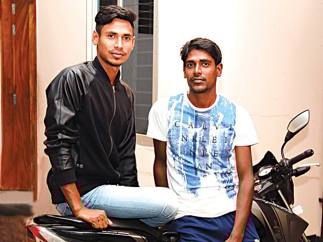 ভাই মোখলেছুর রহমানের সঙ্গে মুস্তাফিজ। বাংলাদেশি এই পেসারের জীবনের গল্পে ভাই আর মোটরসাইকেল—দুইয়ের ভূমিকাই খুব গুরুত্বপূর্ণ l ছবি: শামসুল হক