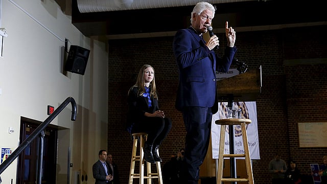 যুক্তরাষ্ট্রে প্রেসিডেন্ট নির্বাচনে ডেমোক্র্যাট দলের মনোনয়ন প্রত্যাশী হিলারি ক্লিনটনের পক্ষে প্রচারণা চালাচ্ছেন তাঁর স্বামী-সন্তান। হিলারির স্বামী যুক্তরাষ্ট্রের সাবেক প্রেসিডেন্ট বিল ক্লিনটন ও মেয়ে চেলসি নির্বাচনী প্রচারণার অংশ হিসেবে আইওয়ার আব্রাহাম লিংকন হাই স্কুলে বক্তব্য দেন। ছবি: রয়টার্স