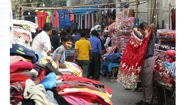 রাজধানীর ফুটপাতগুলো স্থায়ীভাবে দখলমুক্ত করা যাচ্ছে না। ফলে পথচারীরা ফুটপাত রেখে সড়ক দিয়ে হাঁটতে বাধ্য হচ্ছেন। এতে প্রায়ই দুর্ঘটনা ঘটছে। ছবিটি আজ রোববার দুপুরে বায়তুল মোকাররম জাতীয় মসজিদের সামনে থেকে তোলা। ছবি: আবদুস সালাম