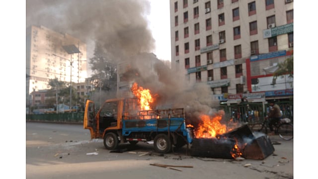 ‘আসল বিএনপি’র কিছু নেতা-কর্মী মিছিল নিয়ে নয়াপল্টনে বিএনপির কেন্দ্রীয় কার্যালয় দখল করতে এলে ছাত্রদলের নেতা-কর্মীরা মিছিলকারীদের ধাওয়া করেন। এ সময় তাঁরা পালিয়ে গেলে তাঁদের সঙ্গে থাকা একটি পিকআপ ভ্যান ভাঙচুর করে আগুন ধরিয়ে দেন বিএনপি ও ছাত্রদলের নেতা-কর্মীরা। ছবিটি বিকেল পৌনে চারটার দিকে নাইটিঙ্গেল মোড় থেকে তোলা। ছবি: হাসান রাজা