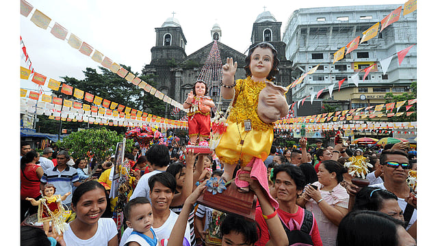 বার্ষিক ‘শিশু যিশু’ উৎ​সবে খ্রিষ্ট ধর্মাবলম্বী হাজার হাজার মানুষ ফিলিপাইনের ম্যানিলার রাস্তায় নেমে আনন্দ করছেন। ছবি: এএফপি