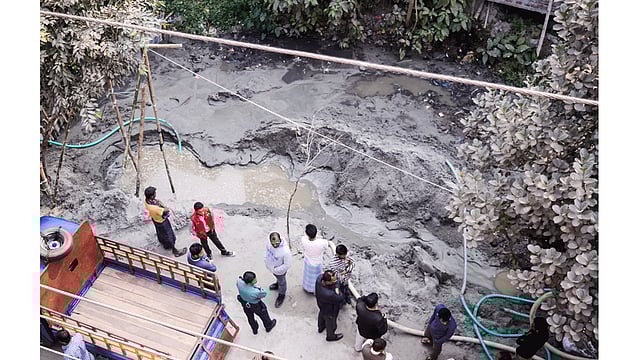 বরিশাল নগরের ১ নম্বর ওয়ার্ডের সোবহান মিয়ার পোল সংলগ্ন এলাকায় খাল, পুকুর ভরাট অপরাধে ভ্রাম্যমাণ আদালত আজ রোববার একজন আটকসহ ২ লাখ টাকা জরিমানা করেছে। ছবিটি বেলা দুইটার দিকে তোলা। ছবি: সাইয়ান