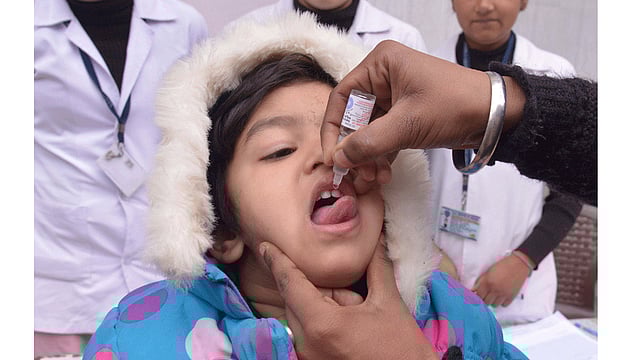 ভারতের অমৃতসরে পোলিও টিকাদান কর্মসূচিতে এক শিশুকে ​টিকা খাওয়ানো হচ্ছে। এই কর্মসূচির আওতায় এবার পাঁচ বছরের কম বয়সী ১৭ কোটি ৪০ লাখ শিশুকে টিকা খাওয়ানো হবে। ছবি: এএফপি