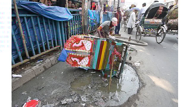 রাজধানীর পুরানা পল্টনে বাসসের কার্যালয়ের ঠিক সামনে ম্যানহোলের ঢাকনা নেই। প্রতিদিন ম্যানহোল থেকে ময়লা উপচে পড়ে সড়কে। গর্তে চাকা পড়ে উলটে যাচ্ছে রিকশা, আটকে যাচ্ছে অন্যান্য যানবাহন। ছবিটি আজ রোববার দুপুরে তোলা। ছবি: আবদুস সালাম