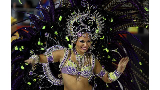 প্যারাগুয়ের সবচেয়ে বড় কার্নিভ্যালে নেচে-গেয়ে আনন্দ করছেন এক শিল্পী। ছবি: এএফপি