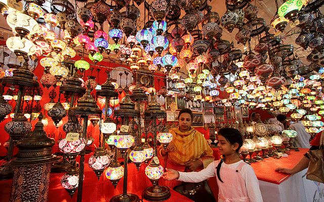 ঢাকা আন্তর্জাতিক বাণিজ্য মেলার অন্যতম আকর্ষণ নানান রঙের বাতি তুরস্ক প্যাভিলিয়নের একটি অংশে জনসমাগম শুধু রঙিন আলো দেখার জন্য। কেউ ক্রেতা, কেউ বা একান্তই দর্শক ছবি আজ সোমবার তোলা হয়েছে। ছবি: সাবিনা ইয়াসমিন