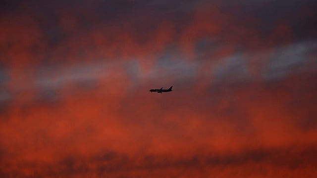 ম্যাক্সিকো সিটিতে গোধূলির আকাশে একটি উড়োজাহাজ।ছবিটি ১৬ জানুয়ারি তোলা। ছবি: রয়টার্স
