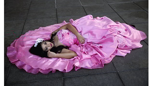 তাইওয়ানের রাজধানী তাইপের জাতীয় নাট্যশালার সামনে ফটো শোটের সময় ক্যামেরা সামনে এক মডেল। ছবি: রয়টার্স