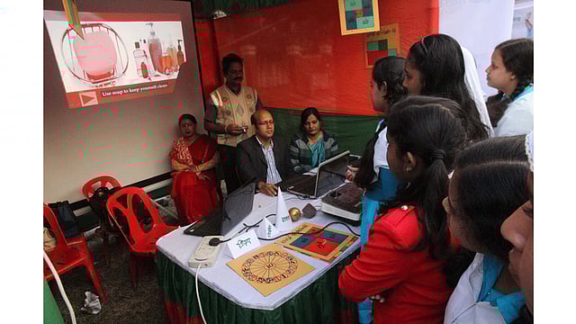 ফরিদপুর জেলা প্রশাসনের আয়োজনে শহরের অম্বিকা ময়দানে তিন দিনব্যাপী ডিজিটাল উদ্ভাবনী মেলা আজ রোববার উদ্বোধন করা হয়। মেলায় স্থান পাওয়া বিভিন্ন স্টলে শিক্ষার্থীরা প্রযুক্তির উদ্ভাবন দেখতে ভিড় করে। ছবি: আলীমুজ্জামান