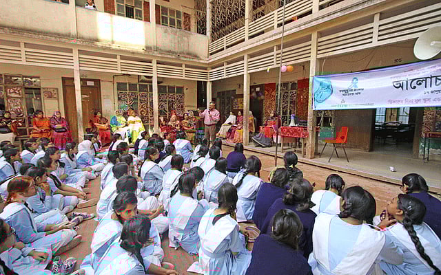 জরায়ুমুখের ক্যানসার সচেতনতা নিয়ে আলোচনা অনুষ্ঠানের আয়োজন করা হয় ধানমন্ডির ভিকারুননিসা নুন স্কুল প্রাঙ্গণে। ছবি: সাবিনা ইয়াসমিন
