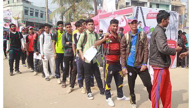 সারা দেশ থেকে প্রতিভাবান ফাস্ট বোলার খুঁজে বের করতে আজ রোববার সিলেট জেলা স্টেডিয়ামে অনুষ্ঠিত হয়েছে ‘রবি ফাস্ট বোলার হান্ট’ কর্মসূচি। ছবি: আনিস মাহমুদ