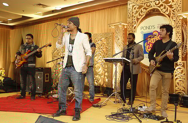 গাইছেন সংগীতশিল্পী পুলক