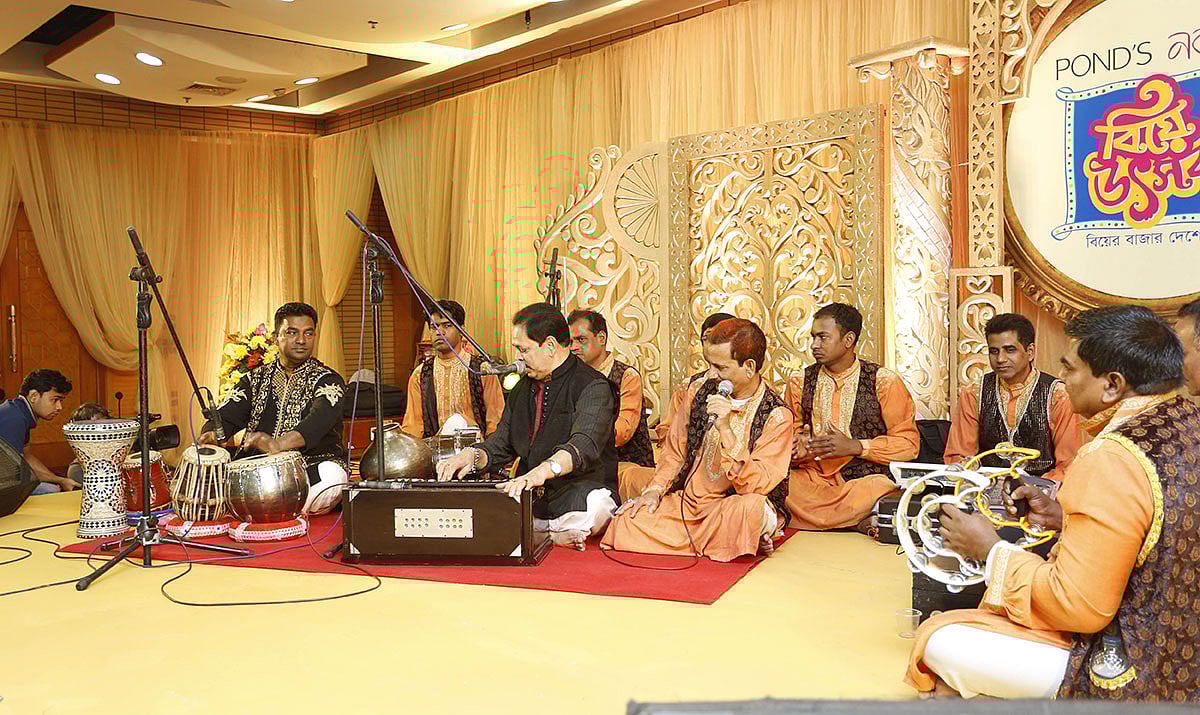 কাওয়ালি পরিবেশন করছেন সমীর বাউল ও তাঁর দল