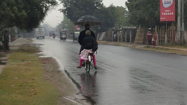 হঠাৎ​ বৃষ্টিতে শহরের রাস্তা ভিজে একাকার। ছবি: প্রথম আলো