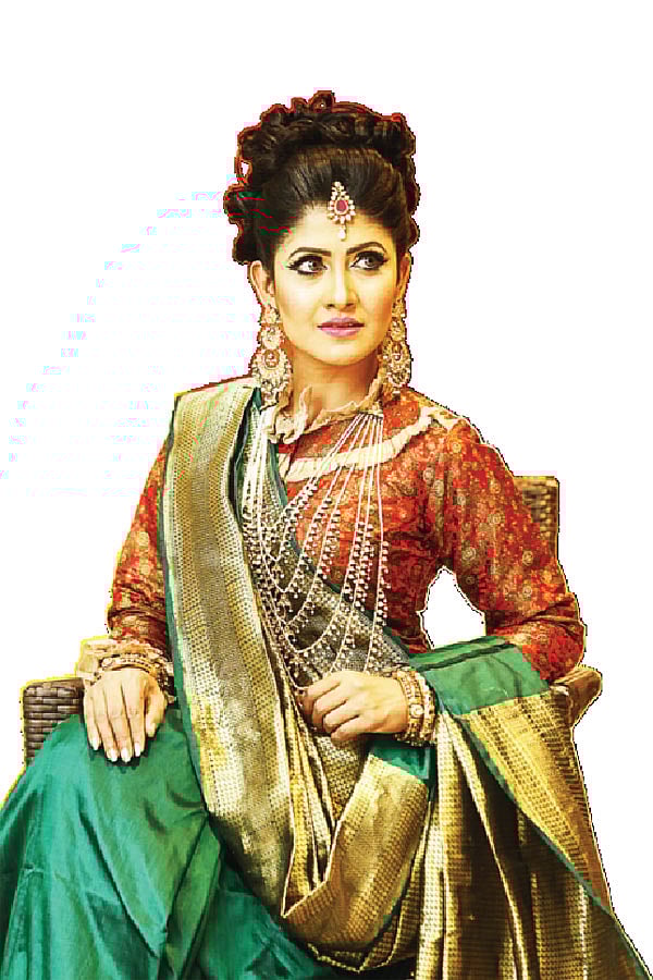 ভারী কাজের বেনারসির কদর আছেই, লাল-মেরুনের বাইরেও নানা রং দেখা যাবে।