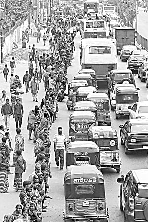 কল্যাণপুর পোড়া বস্তি উচ্ছেদ না করার দাবিতে বস্তিবাসী ​গতকাল দুপুরে রাজধানীর টেকনিক্যাল থেকে শ্যামলী পর্যন্ত মানববন্ধন করেন। ছবিটি কল্যাণপুর এলাকা থেকে তোলা l প্রথম আলো