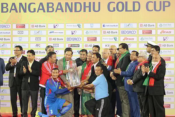 নেপাল দলের হাতে ট্রফি তুলে দিচ্ছেন শেখ হাসিনা।