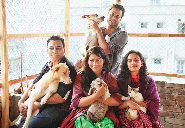 ওরা সবাই আছে অসহায় প্রাণীদের পাশে। সৌরভ শামীম (পেছনে দাঁড়ানো), বাঁ থেকে জাহিদ হোসেন, মাহিনুর আক্তার ও কোহিনূর আক্তার।  ছবি: খালেদ সরকার