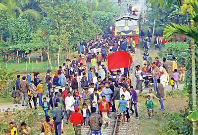 জামালপুরের নরুন্দি রেলস্টেশন বন্ধ ঘোষণার প্রতিবাদে এবং আন্তনগর ট্রেনের যাত্রাবিরতির দাবিতে গতকাল দুপুরে স্টেশনে রেললাইনের ওপর গাছের গুঁড়ি ফেলে অবরোধ সৃষ্টি করেন এলাকাবাসী l ছবি: প্রথম আলো