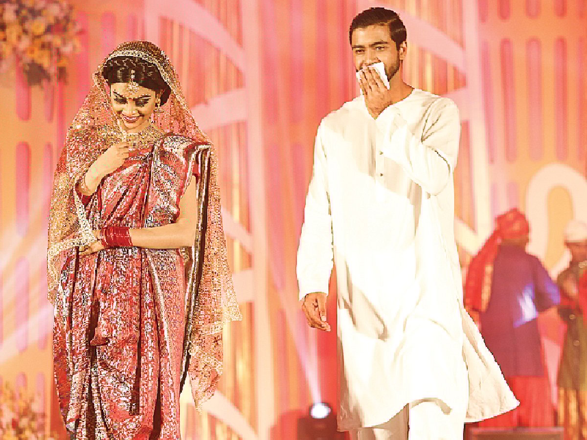 লাল টুকটুকে বউ ও নাকে রুমাল দেওয়া বর। একসময়ের বিয়ের বর-কনের সাজপোশাকের চিত্র ছিল এমনই। মডেল: মেঘলা ও শরিফুল রাজ