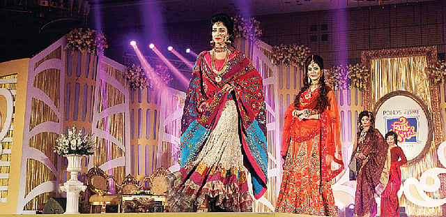 শাড়ির পাশাপাশি দেশি নকশার জমকালো লেহেঙ্গা দেখা যাচ্ছে কনের পোশাকে। মডেল: মিথিলা, অাঁখি, জলি ও নমিরা