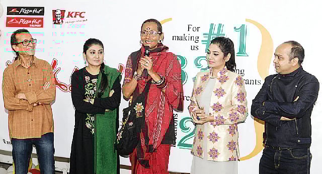 ওয়ারিতে কেএফসির অনুষ্ঠানে (বাঁ থেকে) আক্কু চৌধুরী, বন্যা মির্জা, বিবি রাসেল, শারমীন লাকি ও তপু। ছবি: নকশা