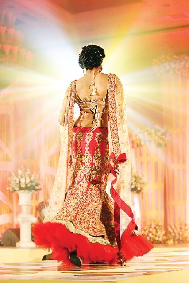 মডেল: তৃণ