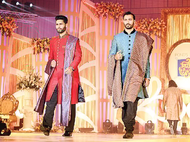 বদল এসেছে বরের শেরওয়ানির রং ও কাটে। মডেল: নাহিদ ও সুজন