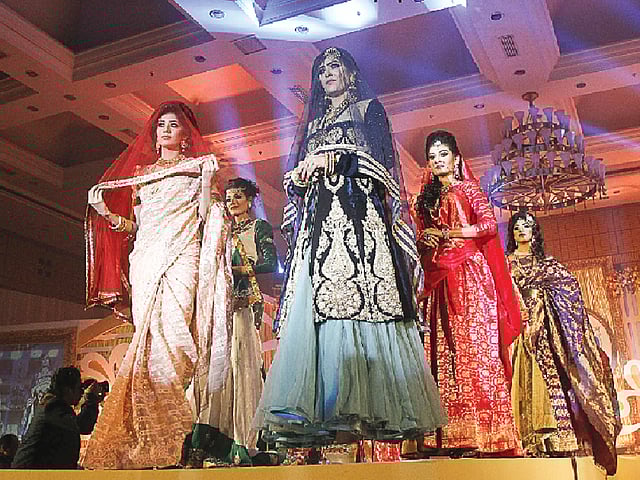 বদলে গেছে বিয়ের কনের পোশাকের রং। মডেল: রিসিলা, তানিয়া, রিবা, ইন্দ্রানী ও মুনা মডেল: তৃণ