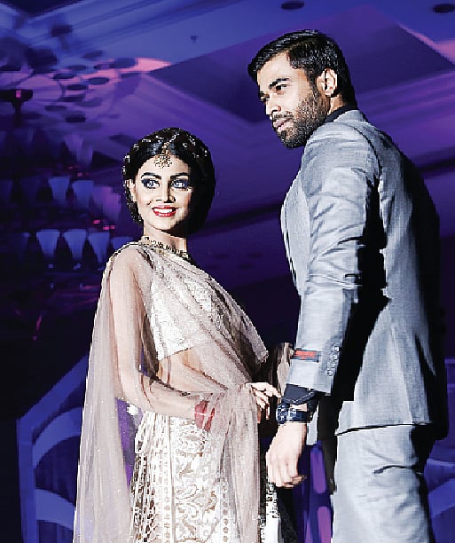 সাদা ও ধূসরে আভিজাত্য। মডেল: মেঘলা ও রাজ ম্যানিয়া