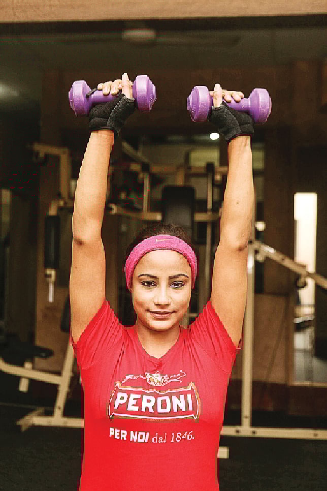 ক্যালরি পোড়াতে করতে হবে ব্যায়াম। মডেল: দয়িতা। ছবি: অধুনা