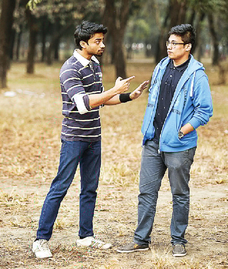 আপনার উগ্র আচরণের কারণে সরে যেতে পারে কাছের বন্ধুটিও। মডেল: আয়াজ ও রাফি ছবি: সুমন ইউসুফ