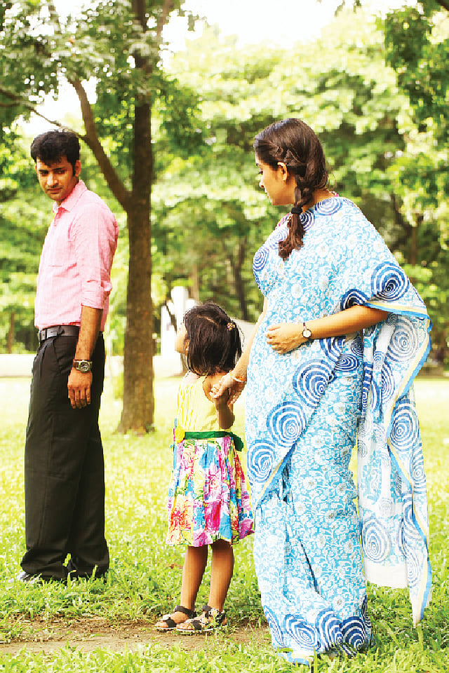 সন্তানের সঙ্গে দেখা করার বিষয়ে কোনো বিরোধ হলে দুজনকেই আলাপ-আলোচনার মাধ্যমে বিষয়টি নিষ্পত্তি করে নেওয়া ভালো। ছবি: অধুনা