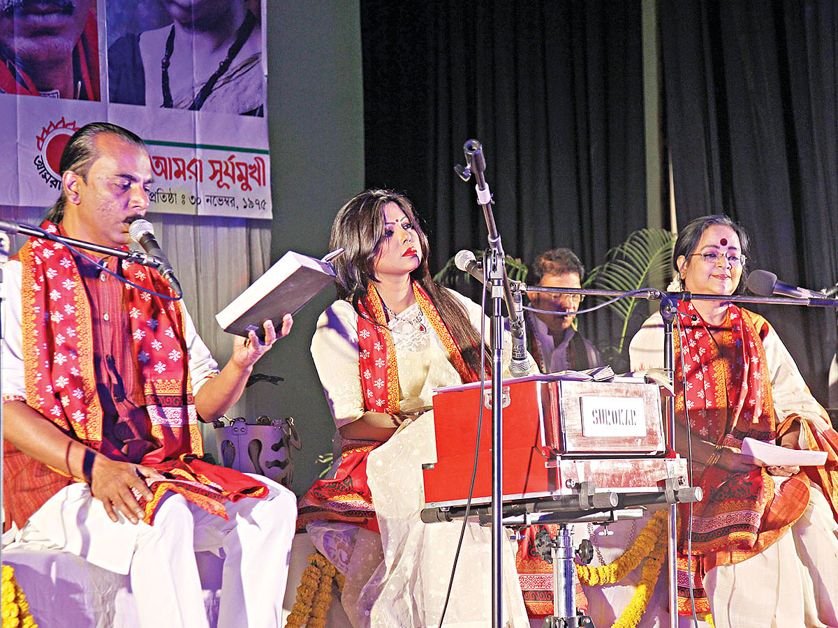 জাতীয় জাদুঘরের প্রধান মিলনায়তনে গতকাল ‘গান ও কবিতার ছায়াতলে’ অনুষ্ঠানে (বাঁ থেকে) শিমুল মুস্তাফা, অনিমা রায় ও রত্না মিত্র l ছবি: প্রথম আলো