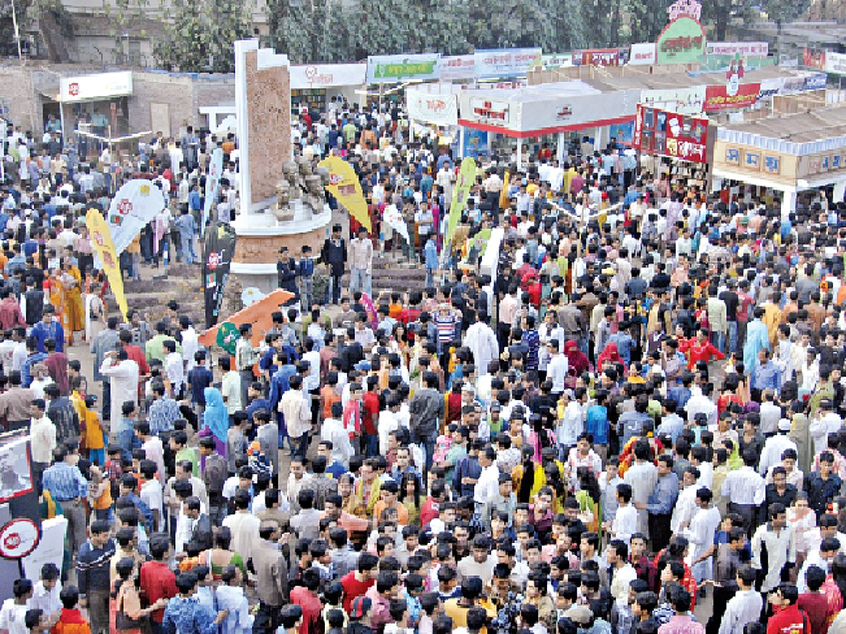 আবারও এভাবেই সবাই ছুটে আসবেন বইমেলায়। ছবি: প্রথম আলো