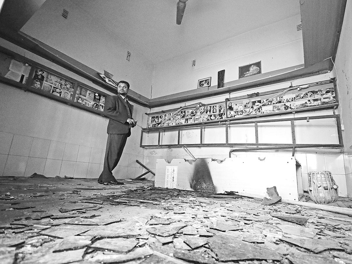 আলাউদ্দিন খাঁ সংগীতাঙ্গন: চিরতরে ধ্বংস করা হলো বিশ্ব ঐতিহ্যের অংশ এই উপকরণগুলো