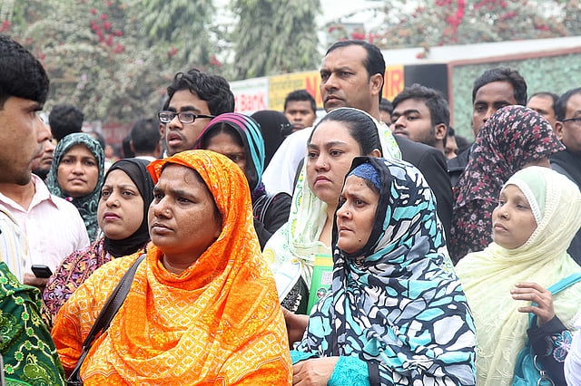 প্রিয় সন্তান ঢুকেছে পরীক্ষার কেন্দ্রে। বাইরে উদ্বিগ্ন বাবা-মা ও অন্য স্বজনেরা। ছবিটি তেজগাঁও এলাকার সরকারি বিজ্ঞান কলেজের সামনে থেকে তোলা। ছবি: সাহাদাত পারভেজ