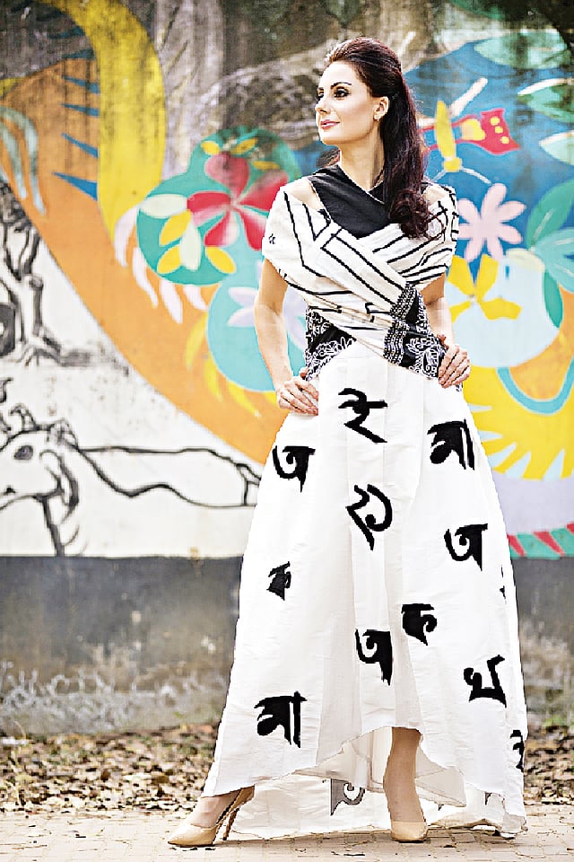 পোশাক: হুর, ওড়না: সাদাকালো