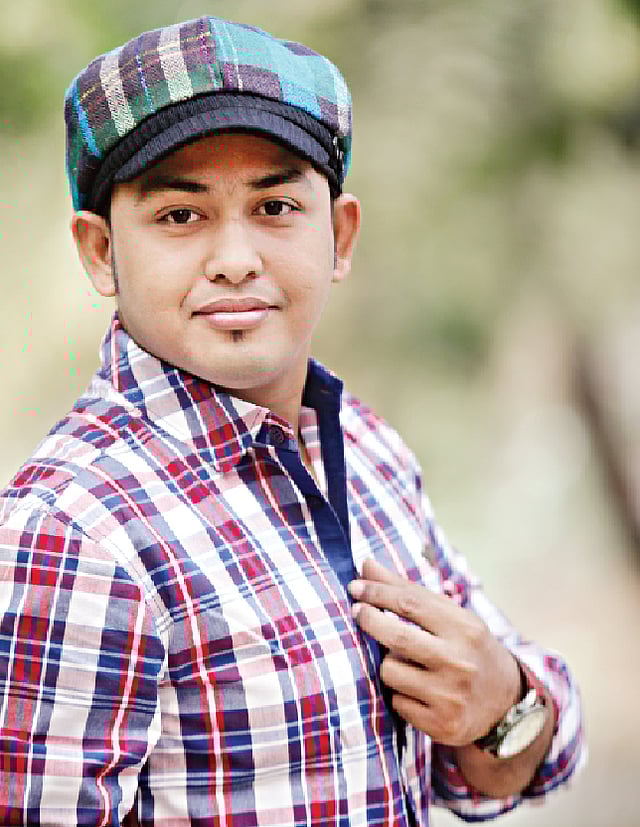 ছোটখাটো অনুষেঙ্গর মাধ্যমে শীত তাড়াতে পারেন এই সময়ে। মডেল: মিঠুন, ছবি: নকশা