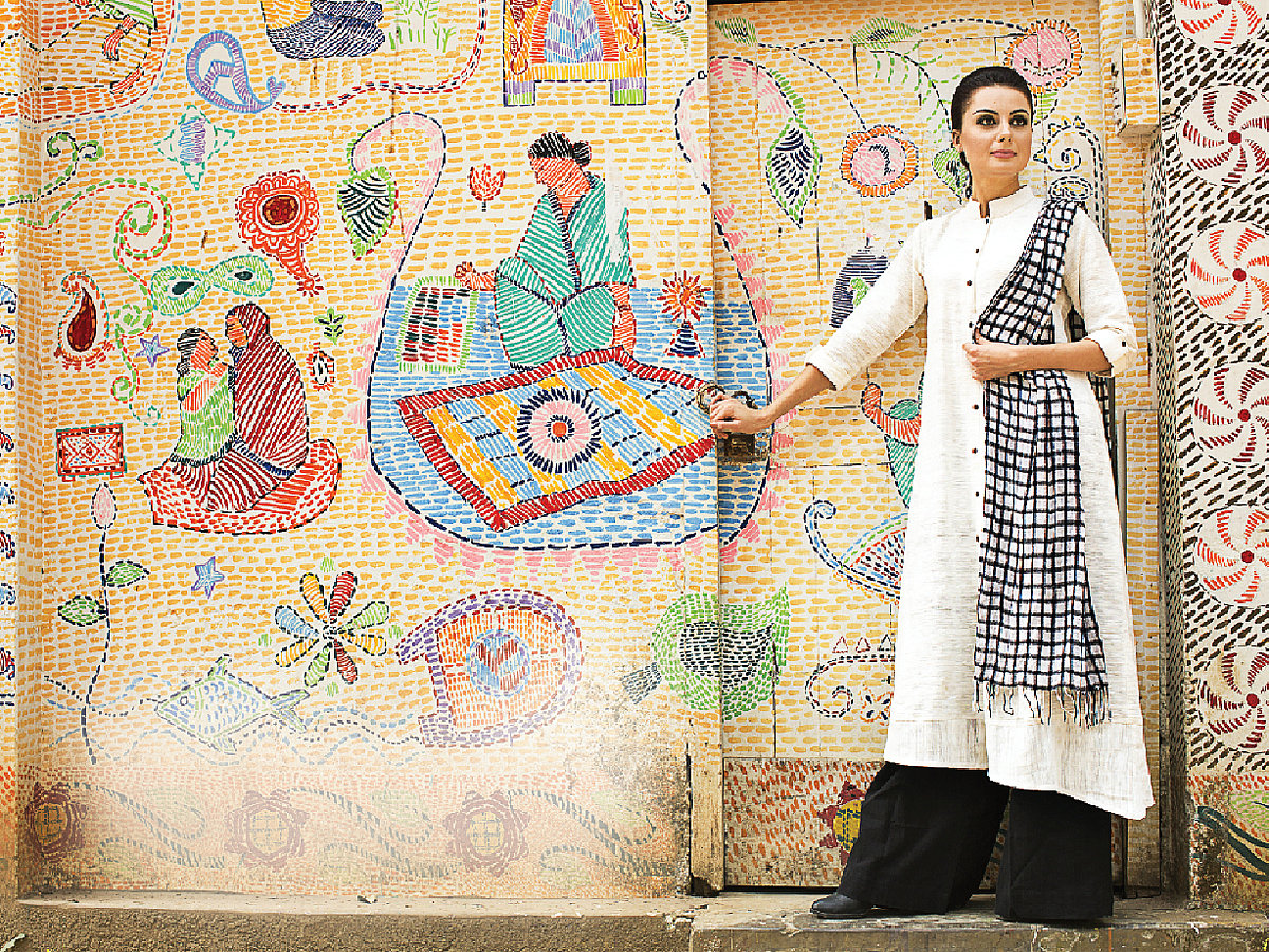 বাংলাদেশে বেড়াতে এসে নকশার ফটোশুটে অংশ নিলেন ইউক্রেনের মডেল লুবোভ। পোশাক: বিবিয়ানা, ছিব: কবির হোসেন, সাজ: কিউবেলা, স্থান: চারুকলা অনুষদ, ঢাকা বিশ্ববিদ্যালয়