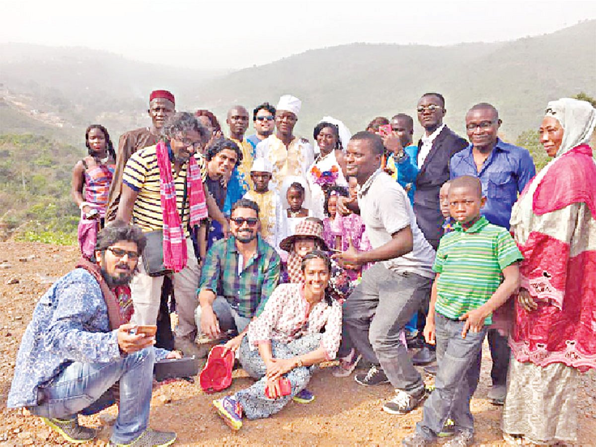 সিয়েরা লিওনের শিল্পীদের সঙ্গে নির্মাতা অমিতাভ রেজা চৌধুরী ও তাঁর দল l ছবি: সংগৃহীত