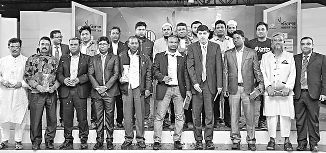 আরএফএলের পরিবেশক সম্মেলনে প্রাণ-আরএফএল গ্রুপের উপব্যবস্থাপনা পরিচালক আহসান খান চৌধুরীসহ কোম্পানির ঊর্ধ্বতন কর্মকর্তা ও পুরস্কৃত পরিবেশকেরা