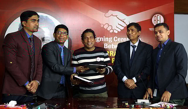 চুক্তি স্বাক্ষর অনুষ্ঠানে মোশাররফ করিম ও আরএফএল এর ঊর্ধ্বতন কর্মকর্তারা