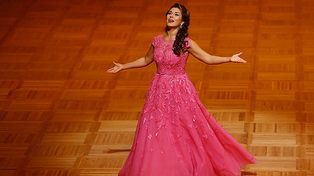 অস্ট্রিয়ার রাজধানী ভিয়েনায় আজ অনুষ্ঠিত হবে ঐতিহ্যবাহী ‘ওপেরা বল’। এ উপলক্ষে গতকাল বুধবার অপেরা সংগীতশিল্পী ওলগা পেরেত্যাকো মহড়ায় অংশ নেন। ছবি: রয়টার্স